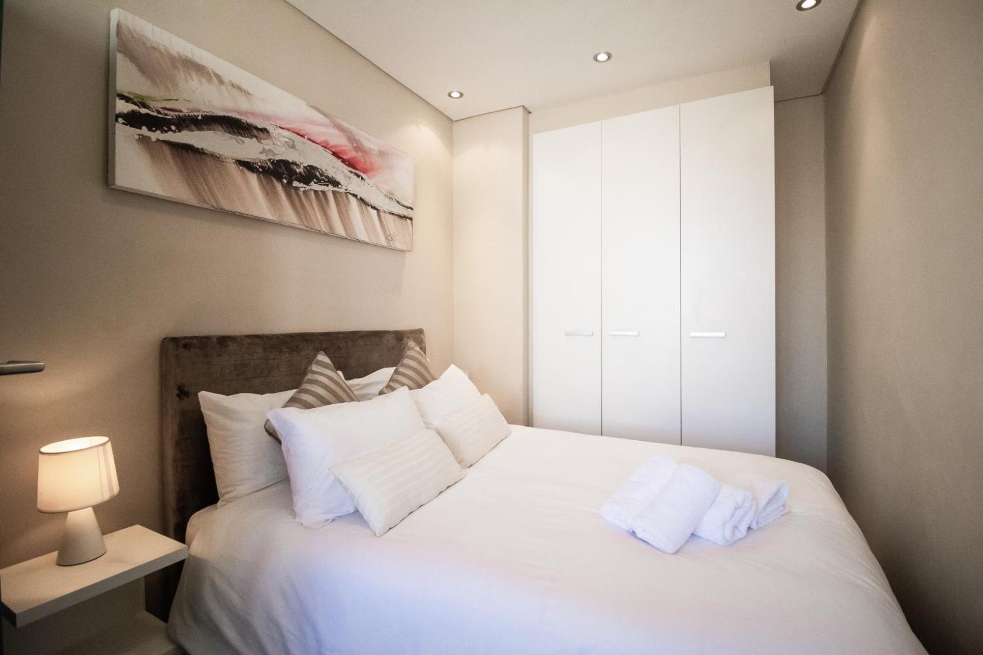Apartment The Decks 1206 By Ctha Cape Town